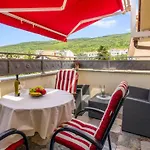Ana S Panoramskim Pogledom Na Selce